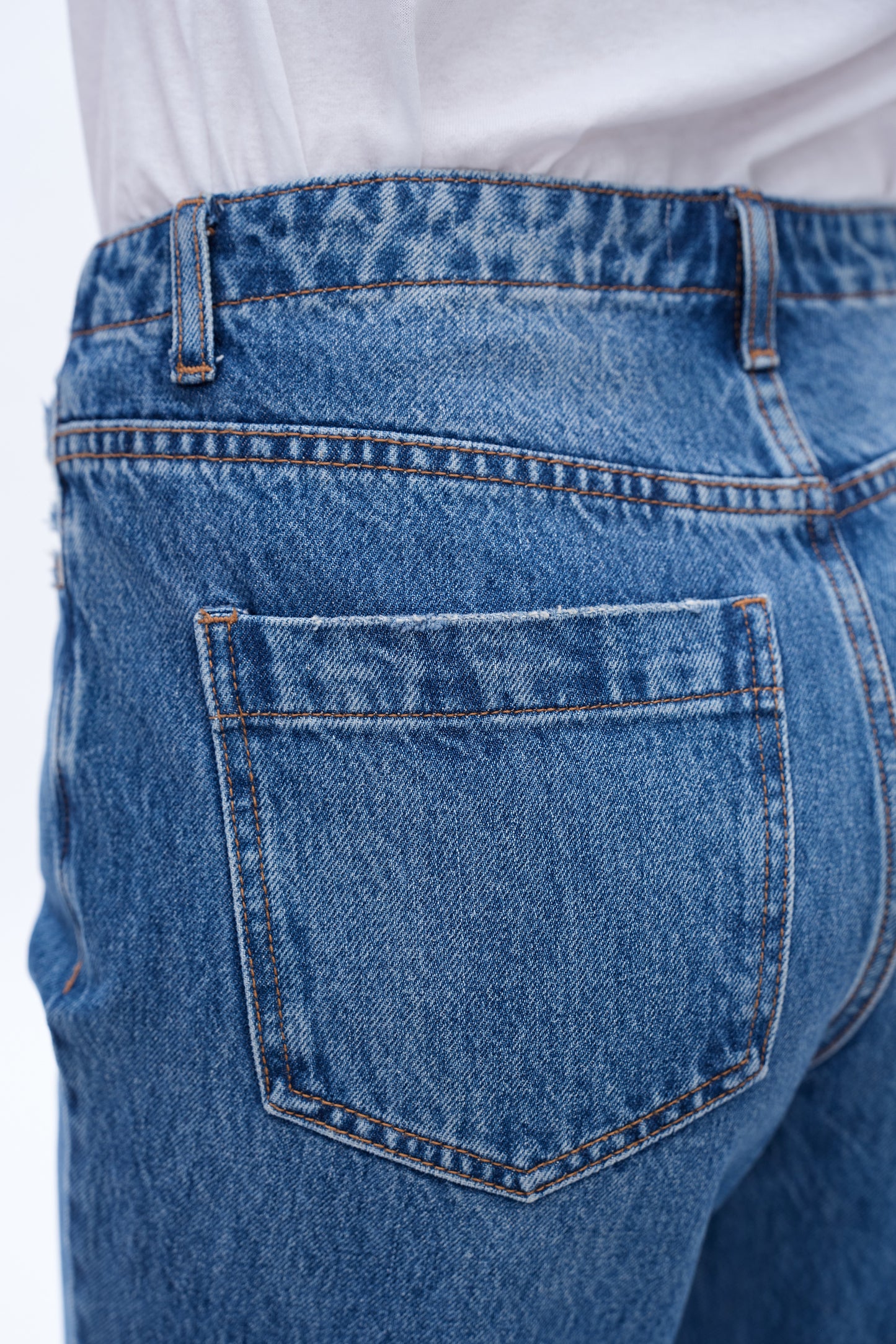HIGH RISE DISTRESSED MOM JEANS WITH SLIT BYM3061 (BYHE040) VIVIBLUE