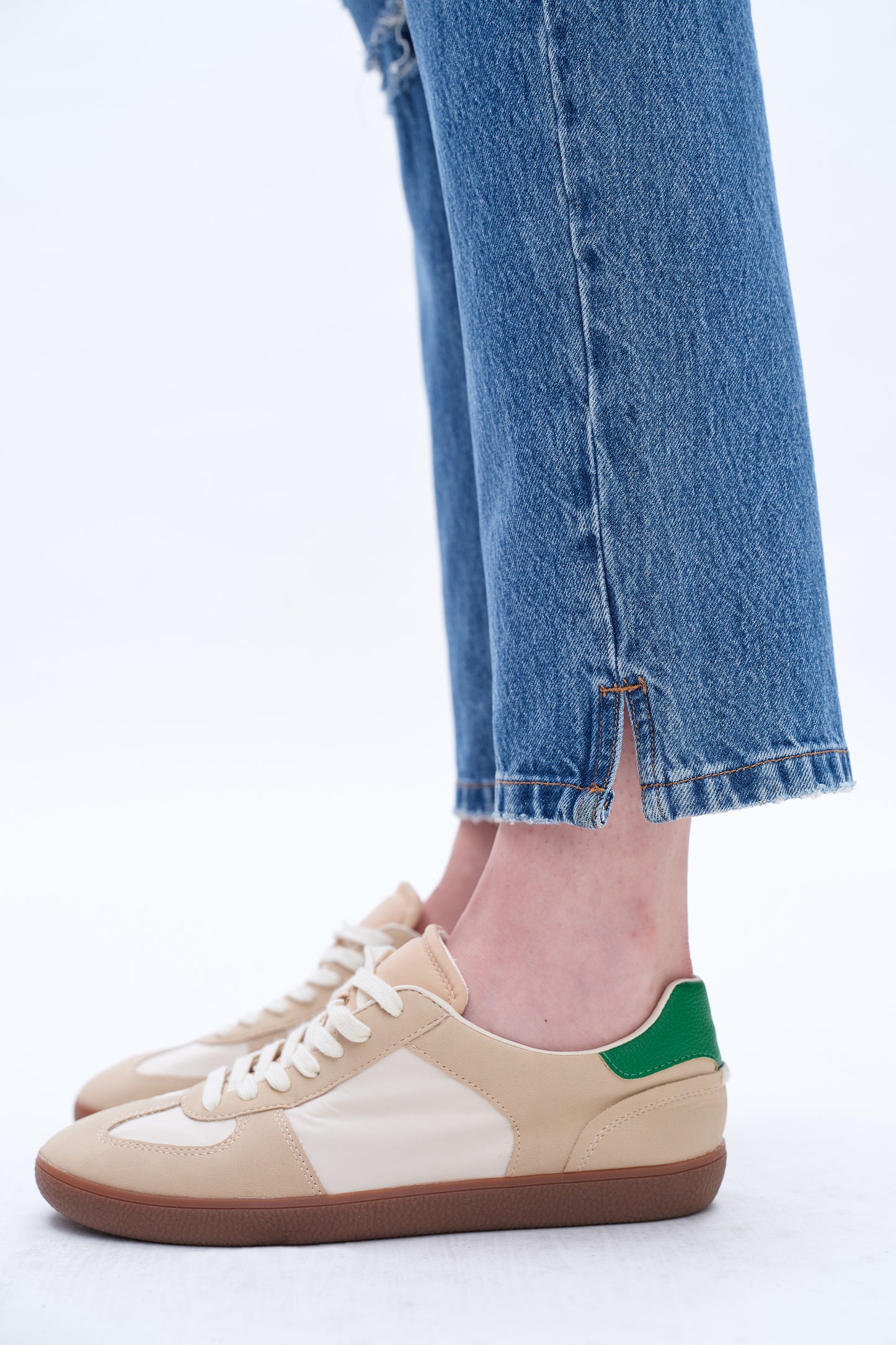 HIGH RISE DISTRESSED MOM JEANS WITH SLIT BYM3061 (BYHE040) VIVIBLUE