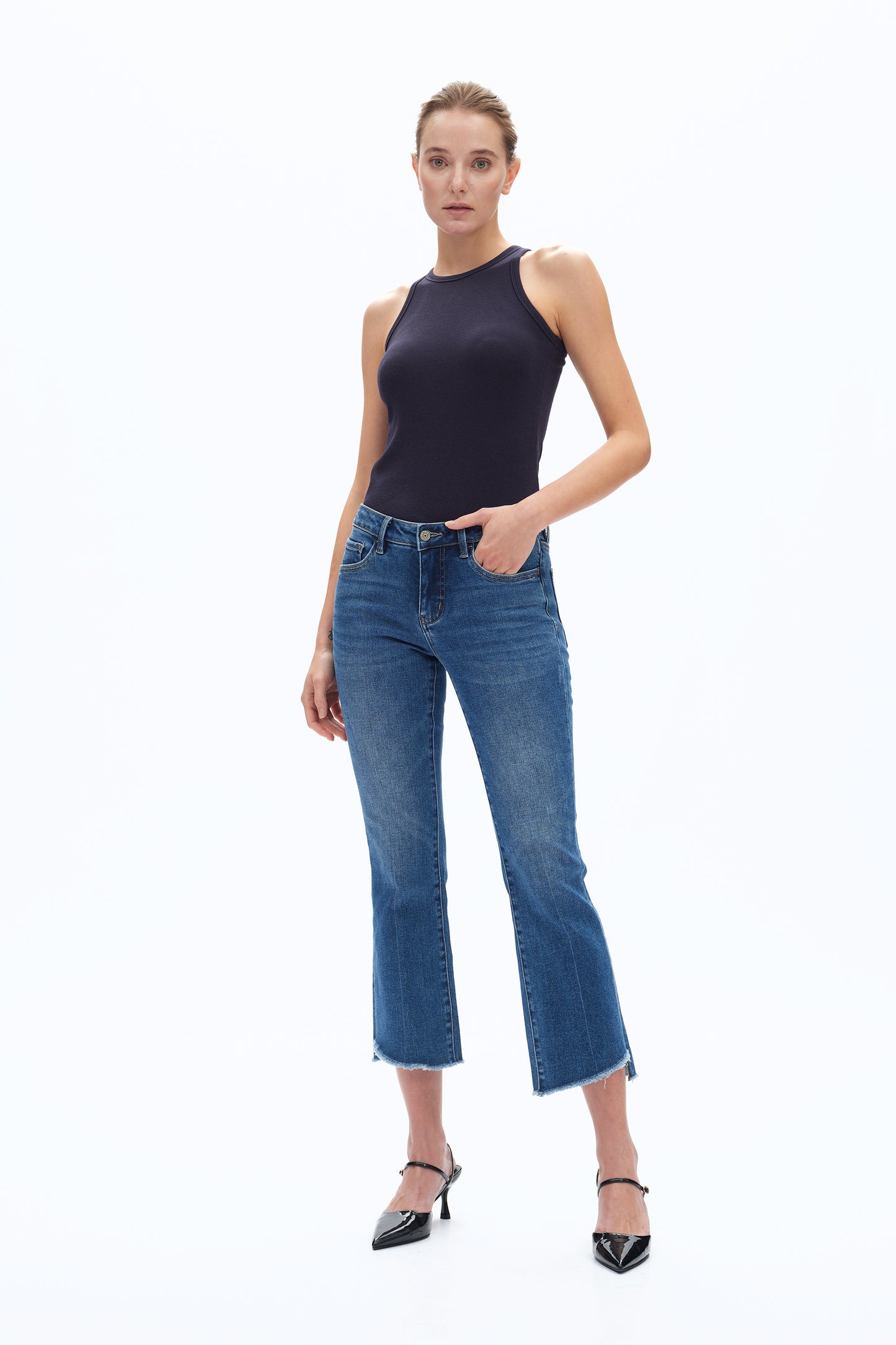 MID-RISE CROPPED BOOTCUT DENIM JEANS WITH STEPPED FRAYED HEM BYF1178 (BYT5154) FREELOOP