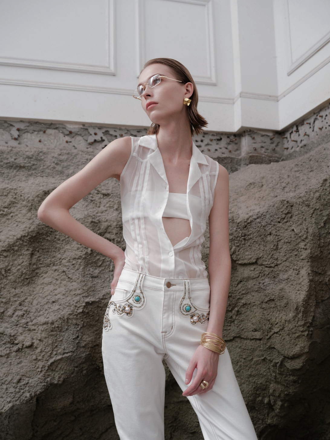 SLEEVELESS SEMI-SHEER BLOUSE BYIC011