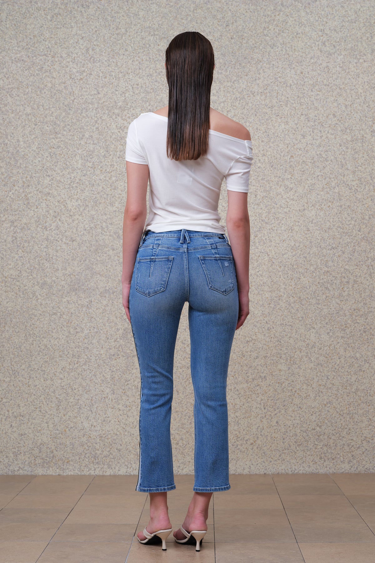 HONG KONG MID RISE SLIM CROPPED STRAIGHT JEANS BYT5353